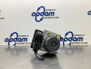 Gebruikte ABS Pomp Renault Clio IV Estate/Grandtour (7R) 0.9 Energy TCE 12V Prijs € 180,00 Margeregeling aangeboden door Gebr Opdam B.V.