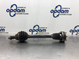 Gebruikte Aandrijfas links-voor Volkswagen Polo V (6R) 1.2 12V BlueMotion Technology Prijs € 54,00 Margeregeling aangeboden door Gebr Opdam B.V.