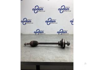 Gebruikte Aandrijfas links-voor Renault Twingo II (CN) 1.2 16V Prijs € 30,00 Margeregeling aangeboden door Gebr Opdam B.V.