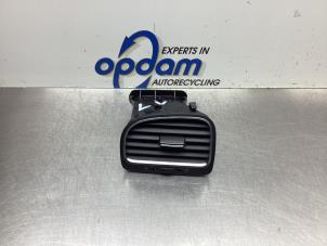 Gebruikte Luchtrooster Dashboard Volkswagen Golf VI (5K1) 1.4 TSI 122 16V Prijs € 27,00 Margeregeling aangeboden door Gebr Opdam B.V.