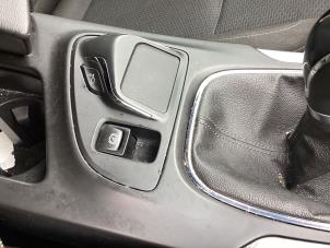 Gebruikte Handrem schakelaar Opel Insignia Sports Tourer 1.4 Turbo 16V Ecotec Prijs € 22,00 Margeregeling aangeboden door Gebr Opdam B.V.