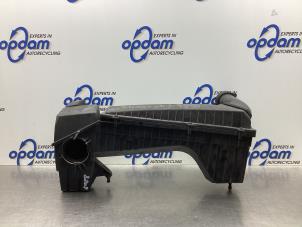 Gebruikte Luchtfilterhuis Mercedes C Combi (S203) 2.0 C-180 16V Prijs € 68,00 Margeregeling aangeboden door Gebr Opdam B.V.