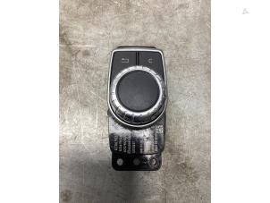 Gebruikte I-Drive knop Mercedes A (W176) 1.6 A-200 16V Prijs € 35,00 Margeregeling aangeboden door Gebr Opdam B.V.