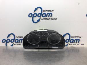 Gebruikte Tellerklok Volkswagen Passat Variant (3B6) 2.0 20V Prijs € 45,00 Margeregeling aangeboden door Gebr Opdam B.V.