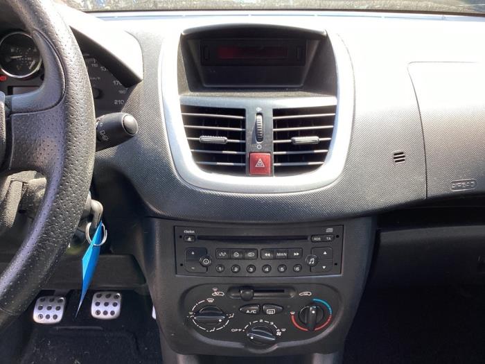 Display Interieur van een Peugeot 206+ (2L/M) 1.4 XS 2011