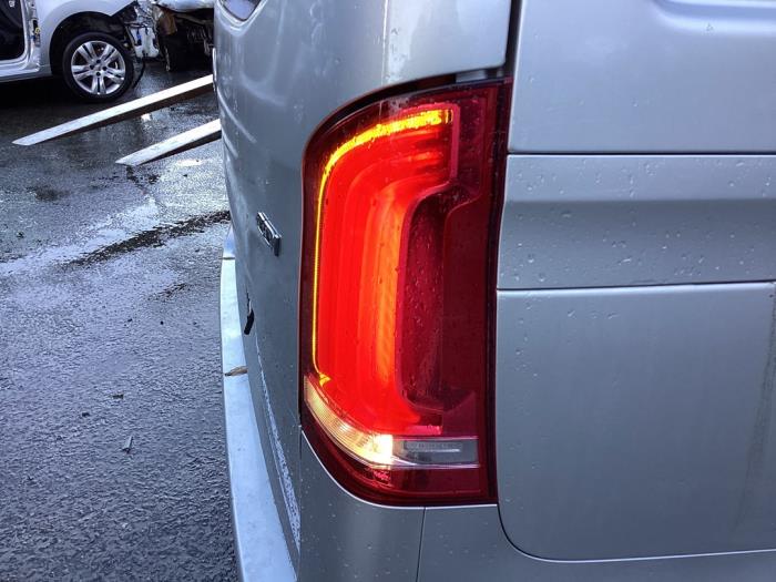 Achterlicht rechts van een Mercedes-Benz Vito (447.6) 2.2 114 CDI 16V 2018