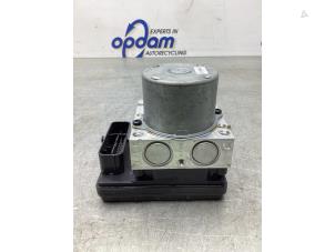 Gebruikte ABS Pomp Kia Stonic (YB) 1.0i T-GDi 12V Prijs € 200,00 Margeregeling aangeboden door Gebr Opdam B.V.