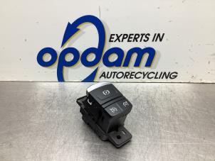 Gebruikte Handrem schakelaar Renault Megane IV (RFBB) 1.6 GT Energy TCe 205 EDC Prijs € 45,00 Margeregeling aangeboden door Gebr Opdam B.V.