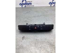 Gebruikte Paniekverlichtings Schakelaar Mercedes Sprinter 3t (906.61) 216 CDI 16V Prijs € 30,00 Margeregeling aangeboden door Gebr Opdam B.V.
