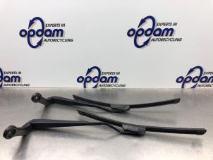 Gebruikte Ruitenwisserarm voor Mini Mini (F55) 1.5 12V Cooper Prijs € 45,00 Margeregeling aangeboden door Gebr Opdam B.V.