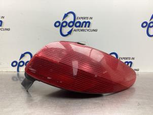 Gebruikte Achterlicht rechts Peugeot 206 (2A/C/H/J/S) 1.4 XR,XS,XT,Gentry Prijs € 18,00 Margeregeling aangeboden door Gebr Opdam B.V.