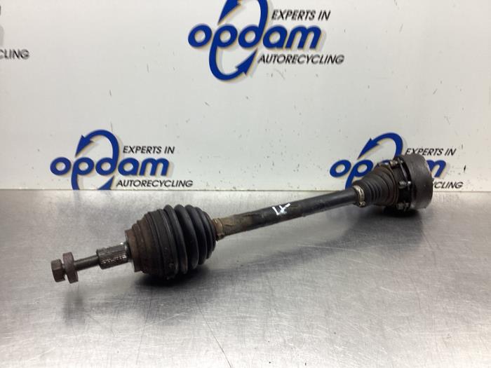 Gebruikte Aandrijfas links-voor Skoda Octavia Combi (1Z5) 1.6 MPI Prijs € 68,00 Margeregeling aangeboden door Gebr Opdam B.V.