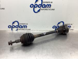 Gebruikte Aandrijfas links-voor Skoda Octavia Combi (1Z5) 1.6 MPI Prijs € 75,00 Margeregeling aangeboden door Gebr Opdam B.V.