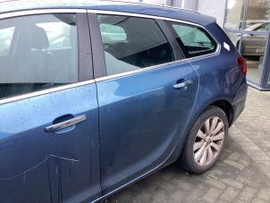 Gebruikte Portier 4Deurs links-achter Opel Astra J Sports Tourer (PD8/PE8/PF8) 1.4 Turbo 16V Prijs € 300,00 Margeregeling aangeboden door Gebr Opdam B.V.