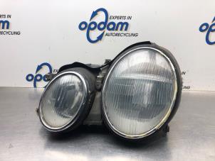 Gebruikte Koplamp links Mercedes CLK (C208) 2.0 200 16V Prijs € 40,00 Margeregeling aangeboden door Gebr Opdam B.V.