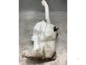 Gebruikte Ruitensproeiertank voor Peugeot 5008 I (0A/0E) 1.6 THP 16V Prijs € 30,00 Margeregeling aangeboden door Gebr Opdam B.V.