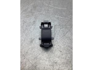 Gebruikte Schakelaar Elektrisch Raam Toyota Aygo (B40) 1.0 12V VVT-i Prijs € 10,00 Margeregeling aangeboden door Gebr Opdam B.V.