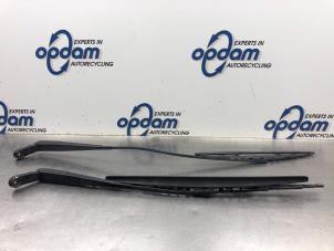 Gebruikte Ruitenwisserarm voor Volkswagen Fox (5Z) 1.2 Prijs € 35,00 Margeregeling aangeboden door Gebr Opdam B.V.