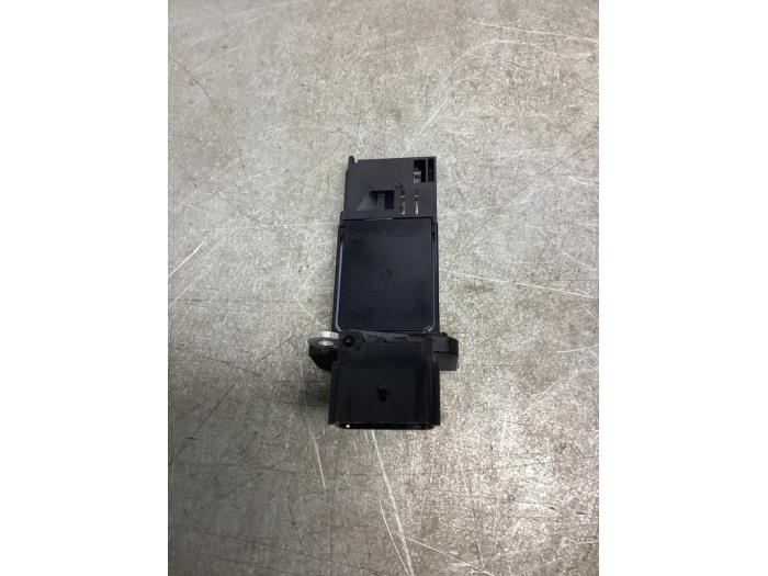 Gebruikte Luchthoeveelheidsmeter Opel Karl 1.0 12V Prijs € 20,00 Margeregeling aangeboden door Gebr Opdam B.V.