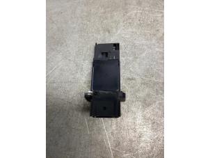 Gebruikte Luchthoeveelheidsmeter Opel Karl 1.0 12V Prijs € 20,00 Margeregeling aangeboden door Gebr Opdam B.V.