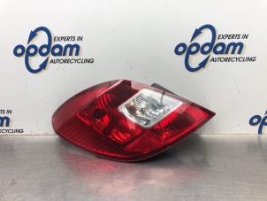 Gebruikte Achterlicht links Opel Corsa D 1.2 16V Prijs € 36,00 Margeregeling aangeboden door Gebr Opdam B.V.