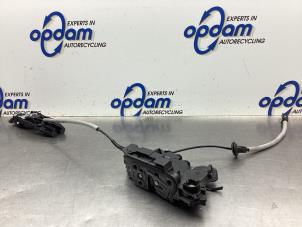 Gebruikte Deurslot Mechaniek 4Deurs links-voor Volkswagen Polo VI (AW1) 1.0 12V BlueMotion Technology Prijs € 68,00 Margeregeling aangeboden door Gebr Opdam B.V.