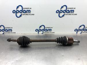 Gebruikte Aandrijfas links-voor Peugeot 207/207+ (WA/WC/WM) 1.4 Prijs € 45,00 Margeregeling aangeboden door Gebr Opdam B.V.