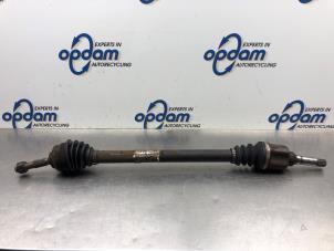 Gebruikte Aandrijfas rechts-voor Peugeot 207/207+ (WA/WC/WM) 1.4 Prijs € 45,00 Margeregeling aangeboden door Gebr Opdam B.V.