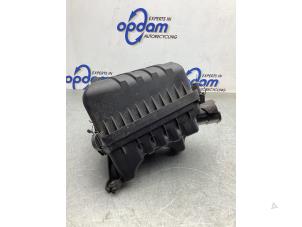 Gebruikte Luchtfilterhuis Kia Sportage (JE) 2.0 CRDi 16V VGT 4x2 Prijs € 40,00 Margeregeling aangeboden door Gebr Opdam B.V.