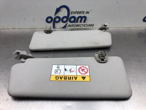 Gebruikte Zonneklep Renault Captur (2R) 0.9 Energy TCE 12V Prijs € 54,00 Margeregeling aangeboden door Gebr Opdam B.V.