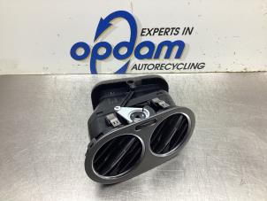 Gebruikte Luchtrooster Dashboard Volkswagen Tiguan (5N1/2) 1.4 TSI 16V Prijs € 30,00 Margeregeling aangeboden door Gebr Opdam B.V.