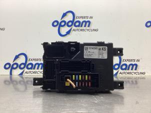 Gebruikte Zekeringkast Opel Corsa D 1.4 16V Twinport Prijs € 32,00 Margeregeling aangeboden door Gebr Opdam B.V.