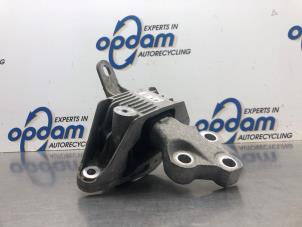 Gebruikte Versnellingsbak Steun Opel Astra J Sports Tourer (PD8/PE8/PF8) 1.4 Turbo 16V Prijs € 32,00 Margeregeling aangeboden door Gebr Opdam B.V.