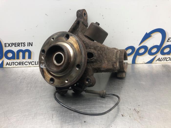 Fusee rechts-voor van een Peugeot 206+ (2L/M) 1.4 XS 2010