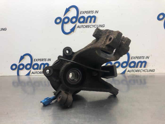 Fusee rechts-voor van een Peugeot 206+ (2L/M) 1.4 XS 2010