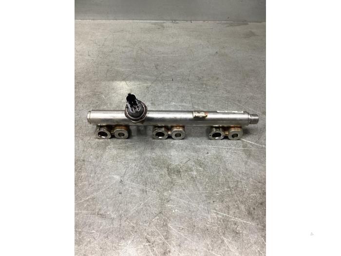 Gebruikte Injector brug Hyundai i30 (PDEB5/PDEBB/PDEBD/PDEBE) 1.0 T-GDI 12V Prijs € 30,00 Margeregeling aangeboden door Gebr Opdam B.V.