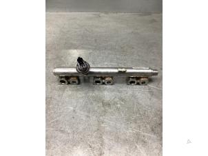 Gebruikte Injector brug Hyundai i30 (PDEB5/PDEBB/PDEBD/PDEBE) 1.0 T-GDI 12V Prijs € 30,00 Margeregeling aangeboden door Gebr Opdam B.V.