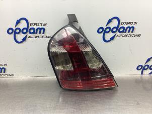 Gebruikte Achterlicht links Fiat Stilo (192A/B) 1.6 16V 3-Drs. Prijs € 54,00 Margeregeling aangeboden door Gebr Opdam B.V.