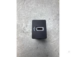 Gebruikte AUX/USB aansluiting Ford Puma 1.0 Ti-VCT EcoBoost mHEV 12V Prijs € 25,00 Margeregeling aangeboden door Gebr Opdam B.V.