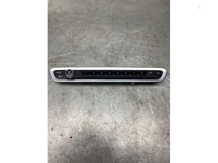 Radiobedienings paneel van een BMW X5 (G05) xDrive 45 e iPerformance 3.0 24V 2020