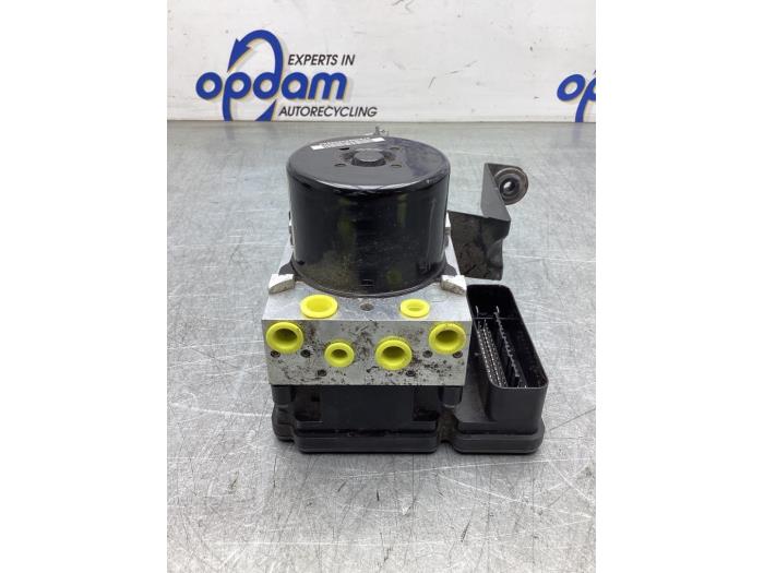 Gebruikte ABS Pomp Volvo V40 (MV) 2.0 D4 16V Prijs € 100,00 Margeregeling aangeboden door Gebr Opdam B.V.