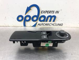 Gebruikte Ruit schakelaar elektrisch Renault Clio IV Estate/Grandtour (7R) 0.9 Energy TCE 12V Prijs € 45,00 Margeregeling aangeboden door Gebr Opdam B.V.