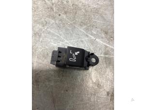 Gebruikte Schakelaar Landrover Discovery Sport (LC) 2.0 Si4 16V Prijs € 20,00 Margeregeling aangeboden door Gebr Opdam B.V.