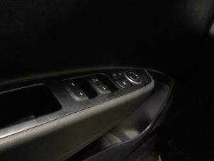 Gebruikte Elektrisch Raam Schakelaar Hyundai i10 (B5) 1.0 12V Prijs € 45,00 Margeregeling aangeboden door Gebr Opdam B.V.