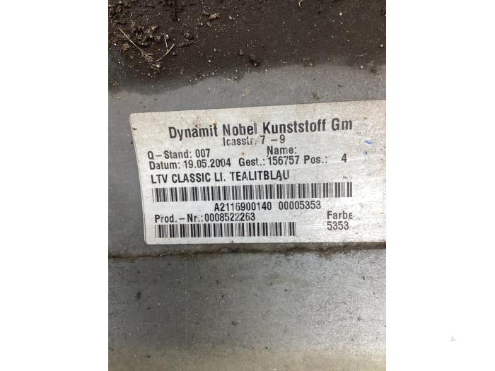 Zijskirt links van een Mercedes-Benz E (W211) 2.6 E-240 V6 18V 2004