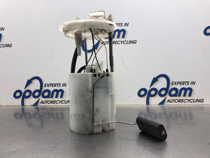 Benzinepomp van een Fiat 500 (312) 0.9 TwinAir 85 2017