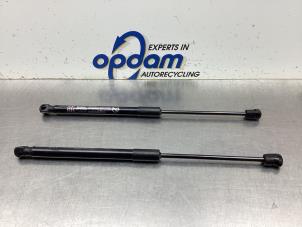 Gebruikte Set Gasdempers Achterklep Hyundai i10 1.0 12V Prijs € 32,00 Margeregeling aangeboden door Gebr Opdam B.V.