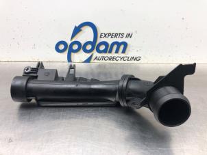 Gebruikte Intercooler Buis Peugeot 2008 (CU) 1.2 12V e-THP PureTech 110 Prijs € 27,00 Margeregeling aangeboden door Gebr Opdam B.V.