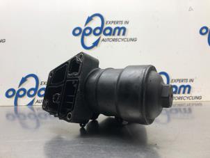 Gebruikte Oliefilterhuis Volkswagen Caddy III (2KA,2KH,2CA,2CH) 1.6 TDI 16V Prijs € 68,00 Margeregeling aangeboden door Gebr Opdam B.V.