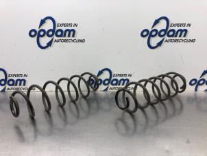 Gebruikte Veerschroef achter Citroen C4 Cactus (0B/0P) 1.2 PureTech 110 12V Prijs € 45,00 Margeregeling aangeboden door Gebr Opdam B.V.